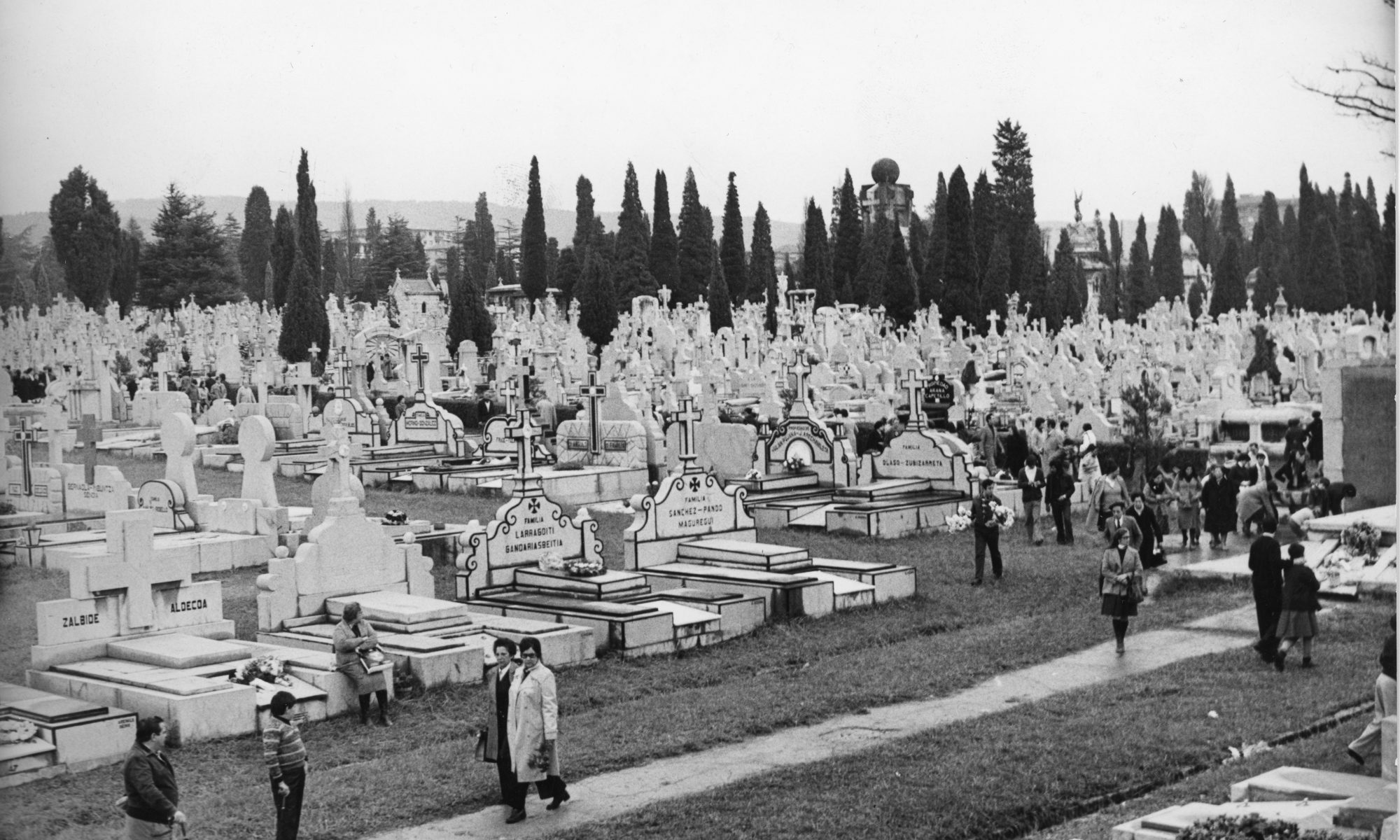 Vista general de enterramientos en el Cementerio de Bilbao.