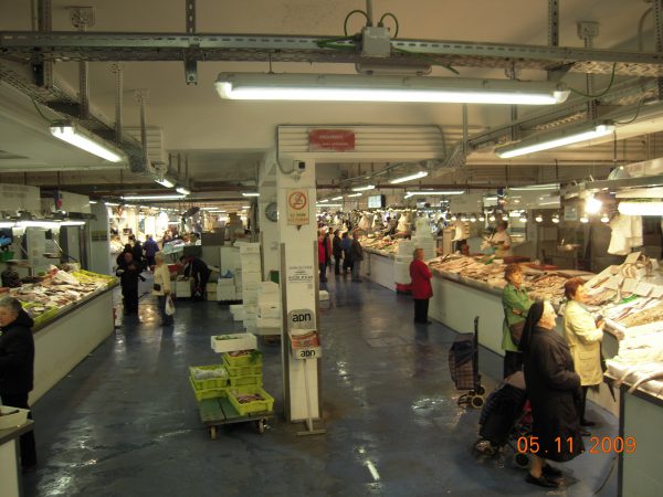 Piso de abajo del Mercado de la Ribera donde las pescaderías