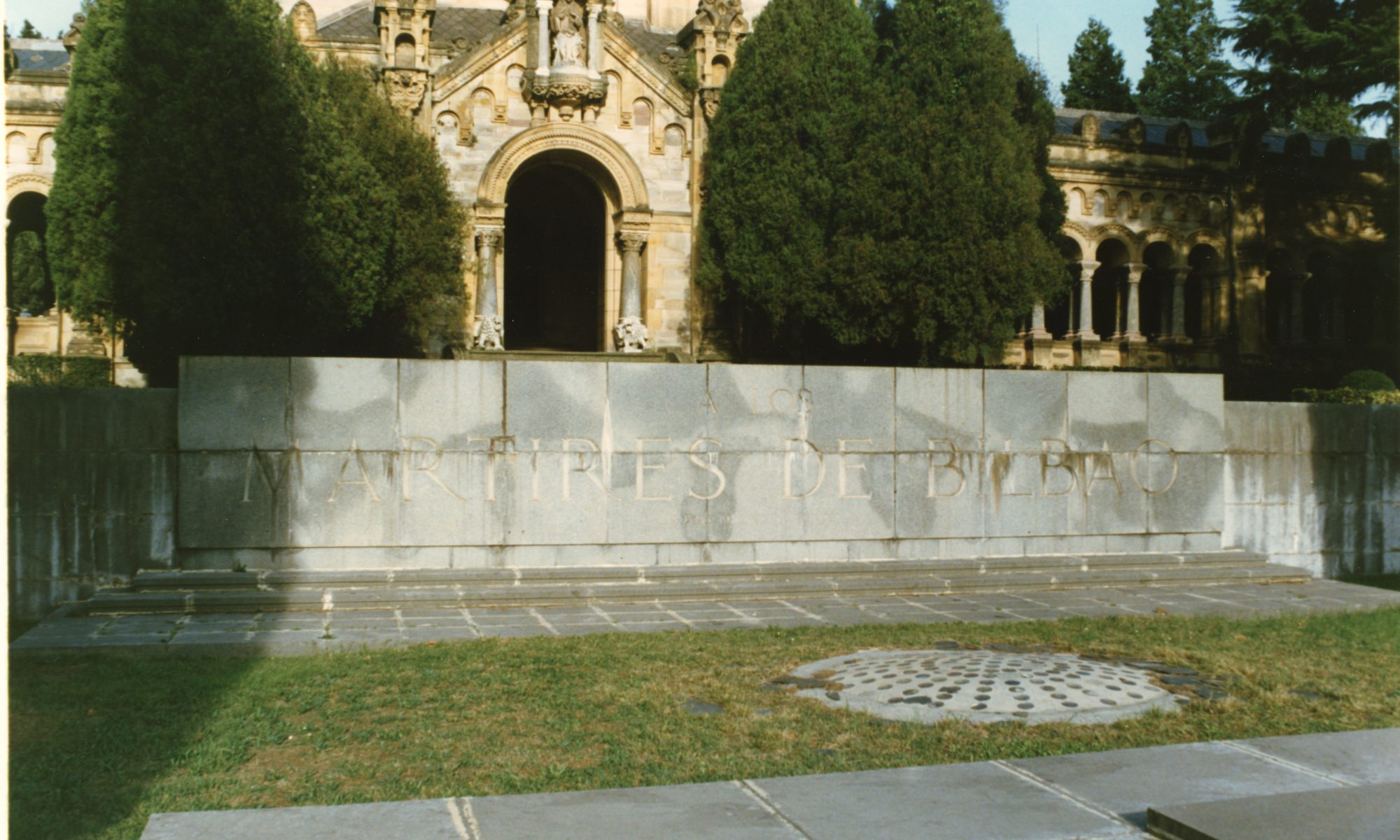Transformación de la inscripción ubicada en la parte superior de la cripta mausoleo