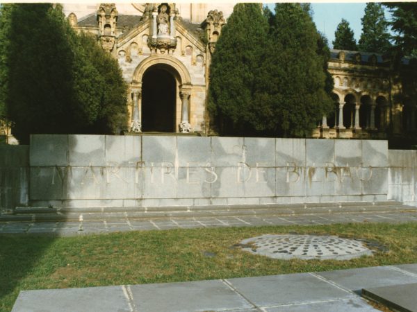 Transformación de la inscripción ubicada en la parte superior de la cripta mausoleo