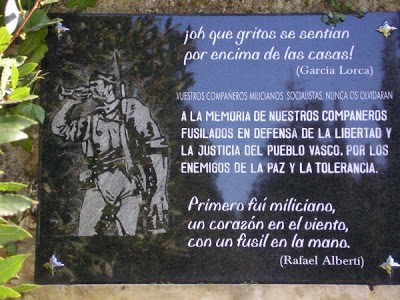 Instalación de placas conmemorativas en memoria de los fusilados por el bando sublevado, tapia de fusilamiento este