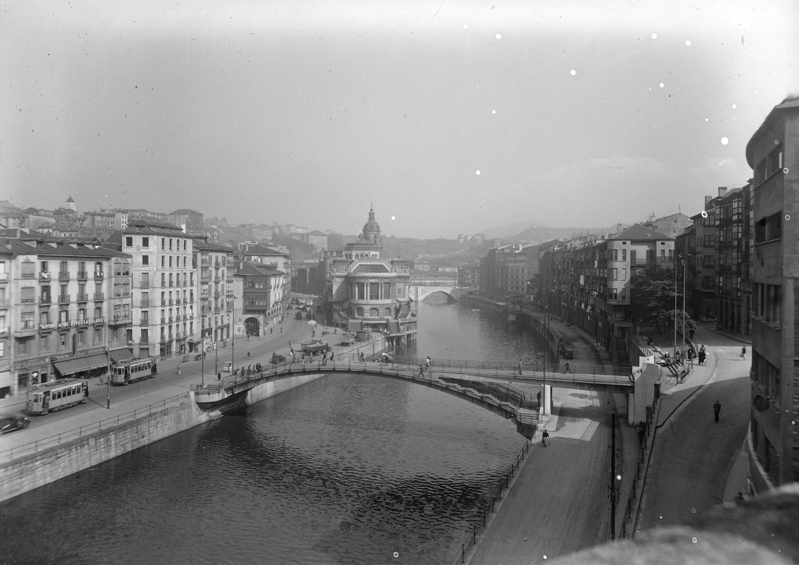 Mercado de la Ribera visto desde el puente de la Ribera en 1940