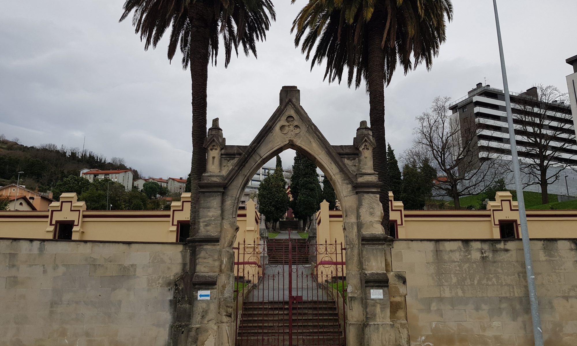 Entrada cementerio Deusto
