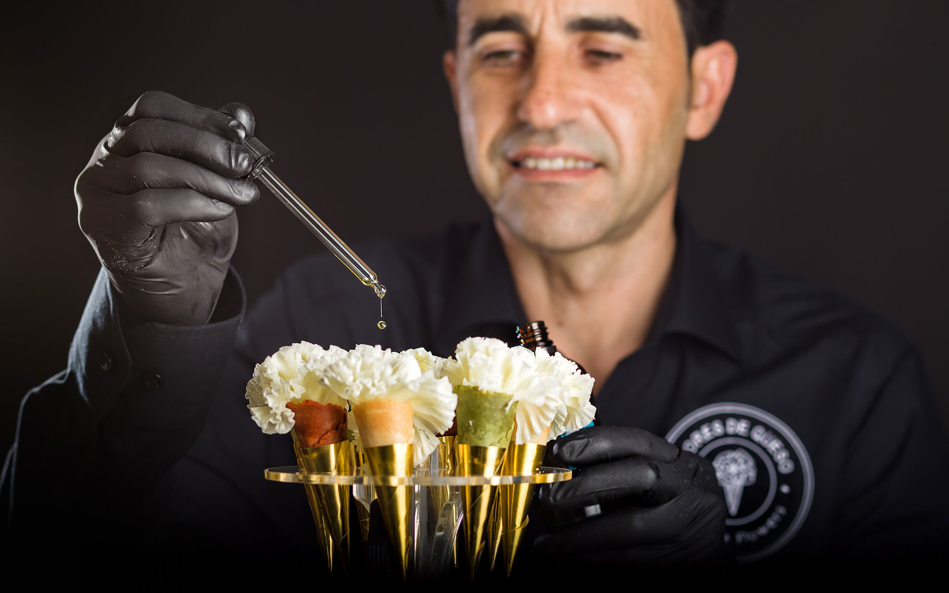 Santiago Mohedano con sus flores de queso