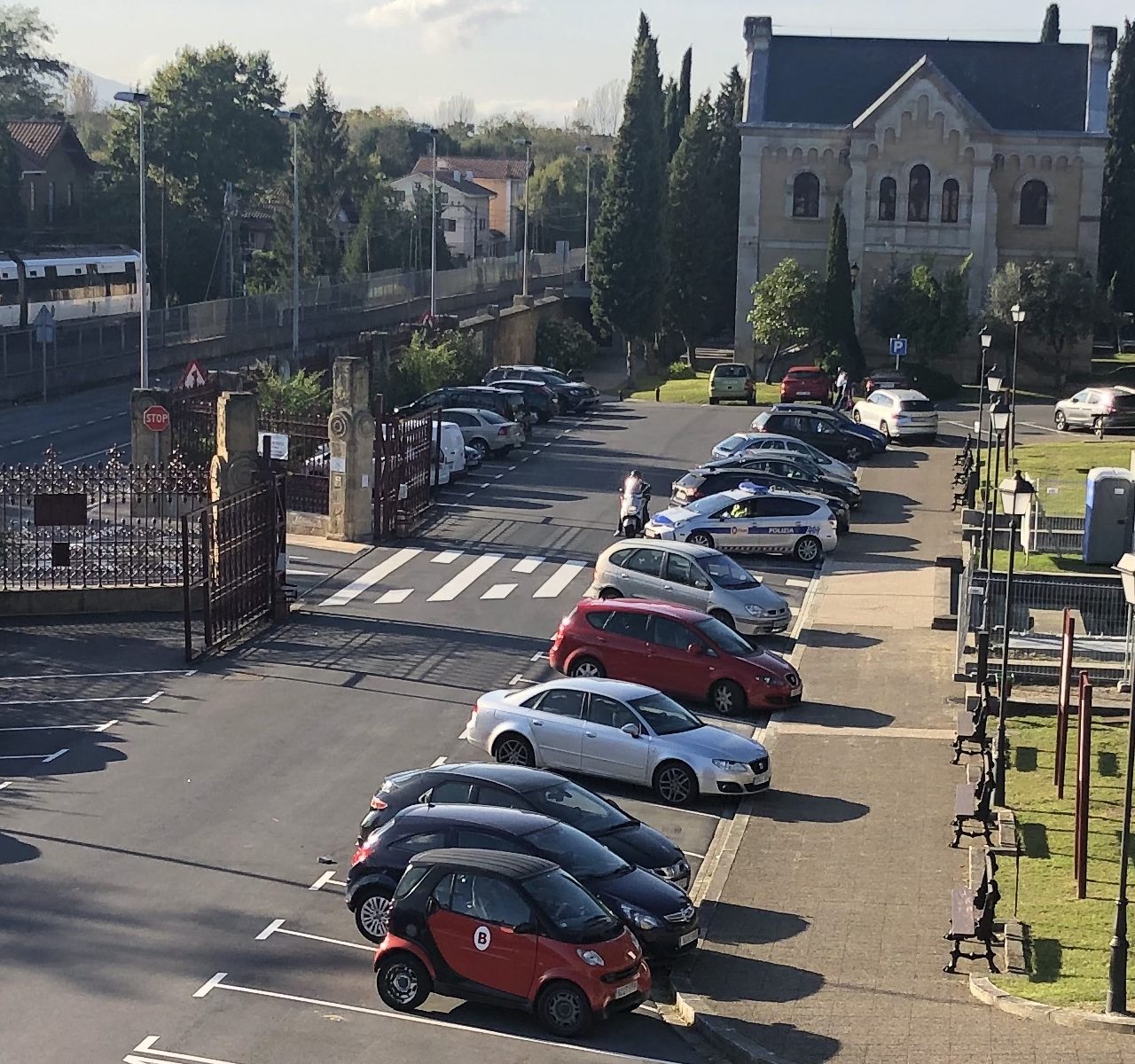 Una unidad de la Policía municipal en el Cementerio de Bilbao