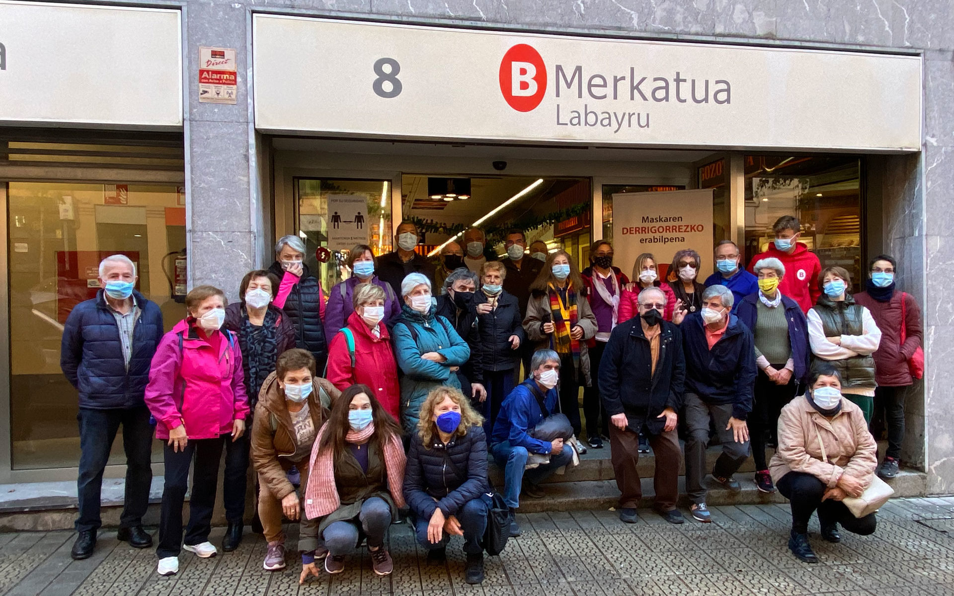 Foto de familia en la entrada del Mercado de Labayru