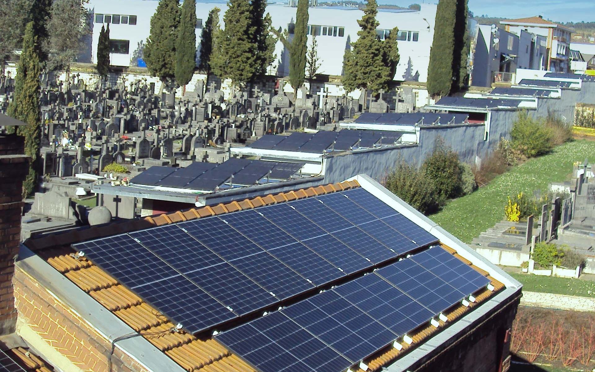 Placas solares en uno de los edificios del Cementerio de Bilbao