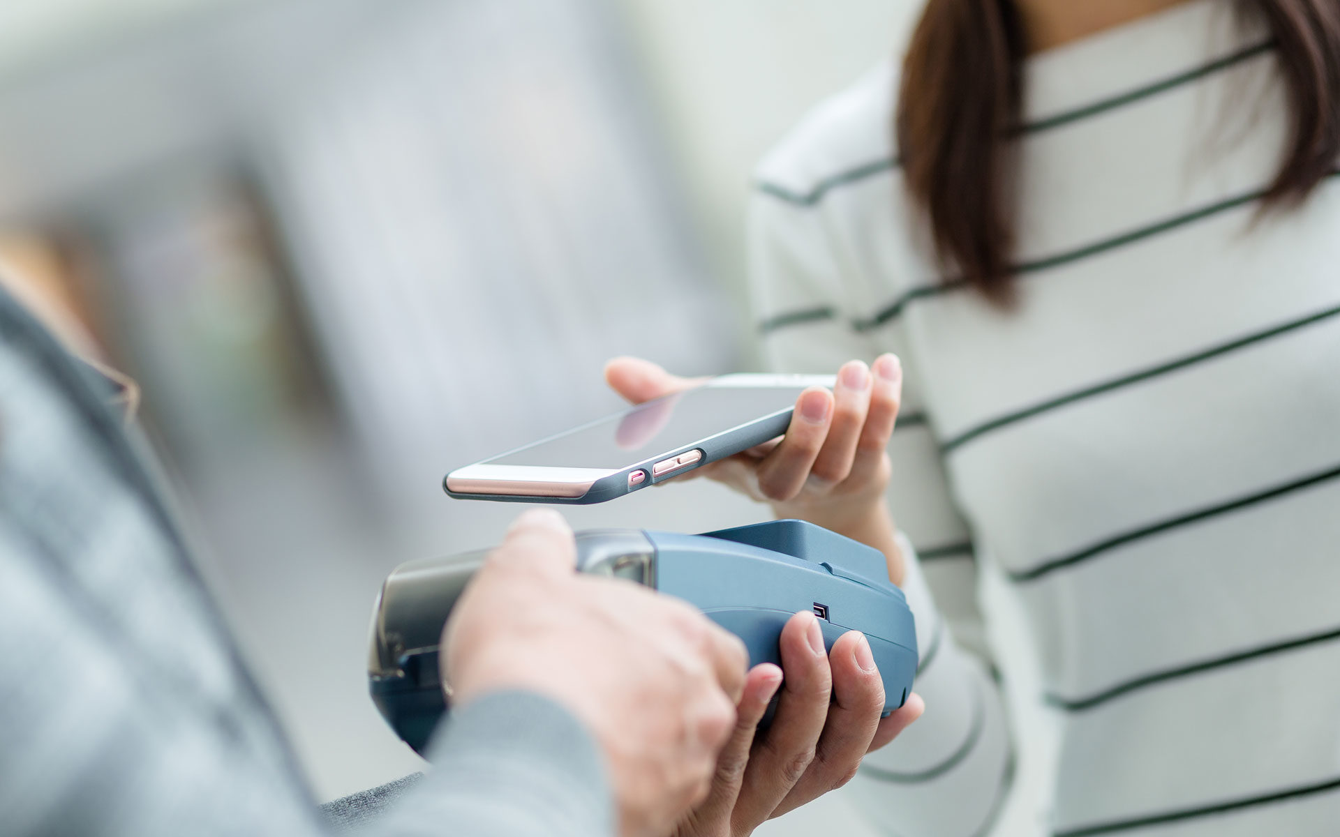 Una persona pagando con su teléfono móvil