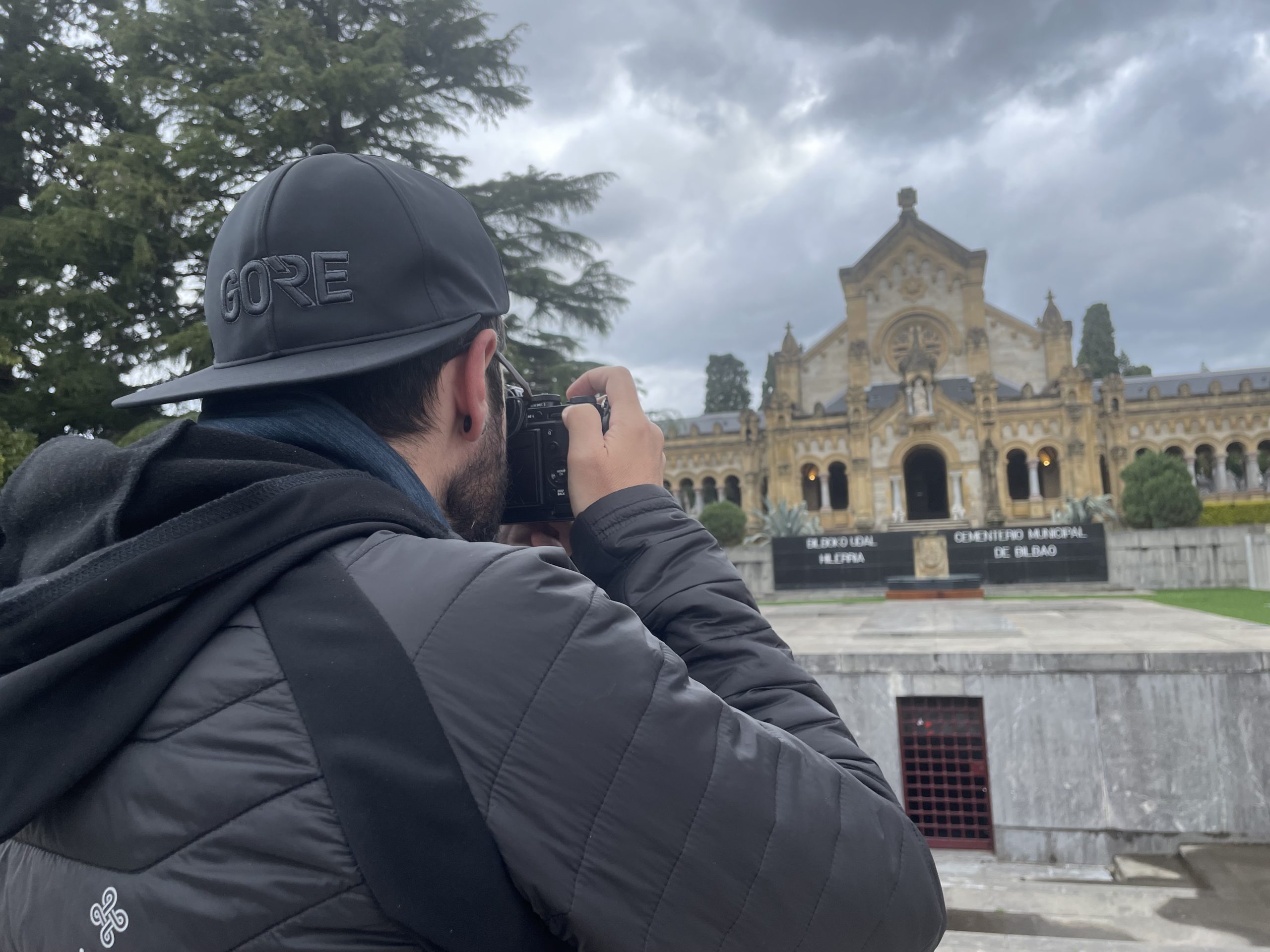 Un participante del concurso de fotografía haciendo una foto de la Capilla del Cementerio de Bilba