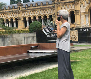 Una persona visita el Cementerio de Bilbao con una audioguía