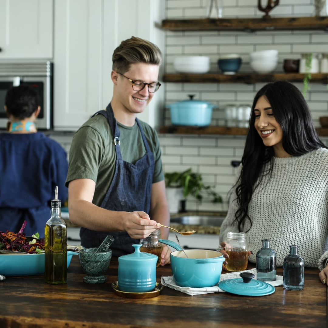 Dos personas cocinando