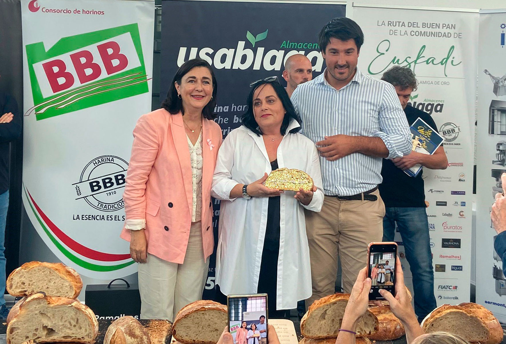 La teniente de Alcalde del Ayuntamiento de Bilbao, Yolanda Díez, posa con los responsables de la panadería Krosta