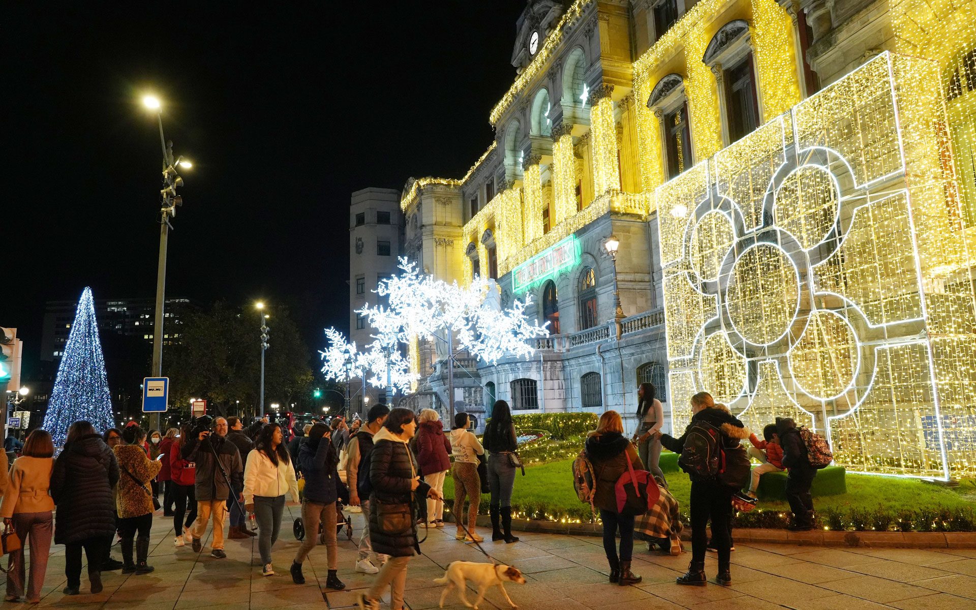 Fachada del Ayuntamiento de Bilbao con el encendido navideño