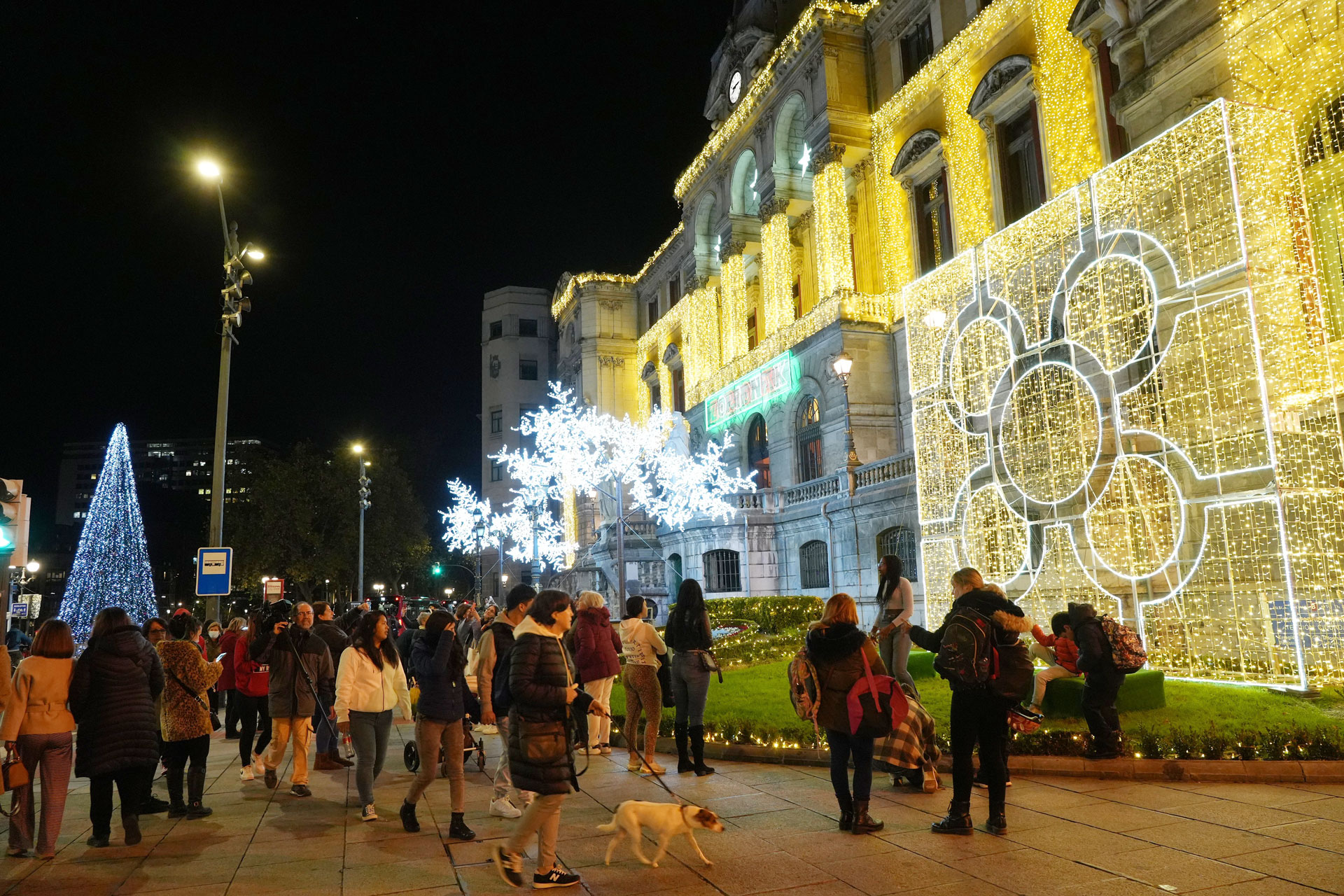 Fachada del Ayuntamiento de Bilbao con el encendido navideño