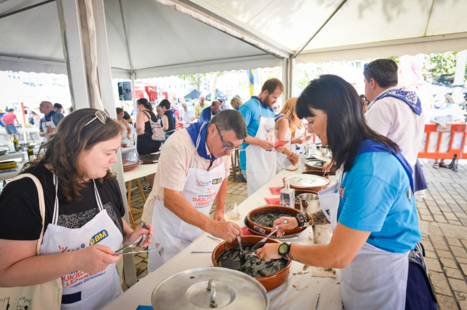 Personas participando en una edición pasada del Certamen gastronómico