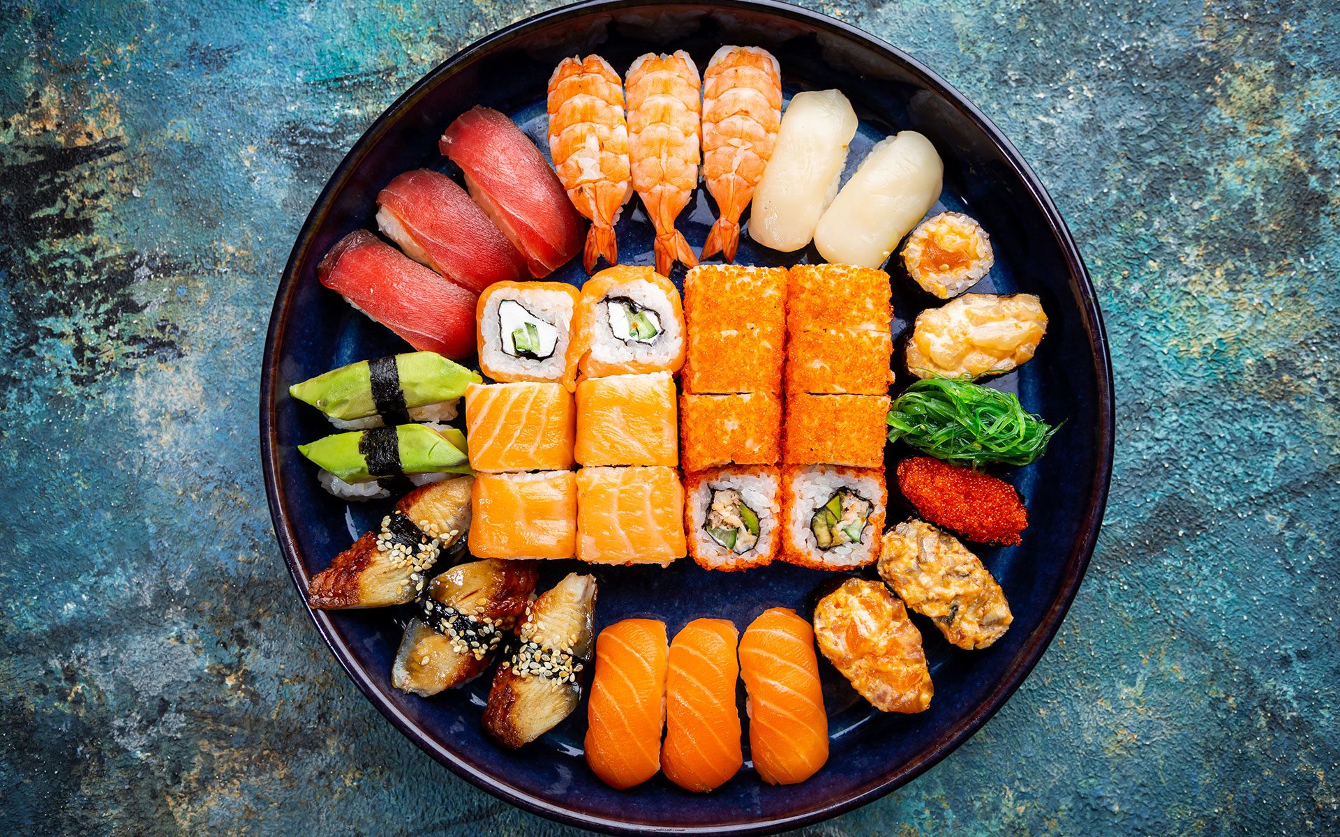 Plato variado de comida japonesa