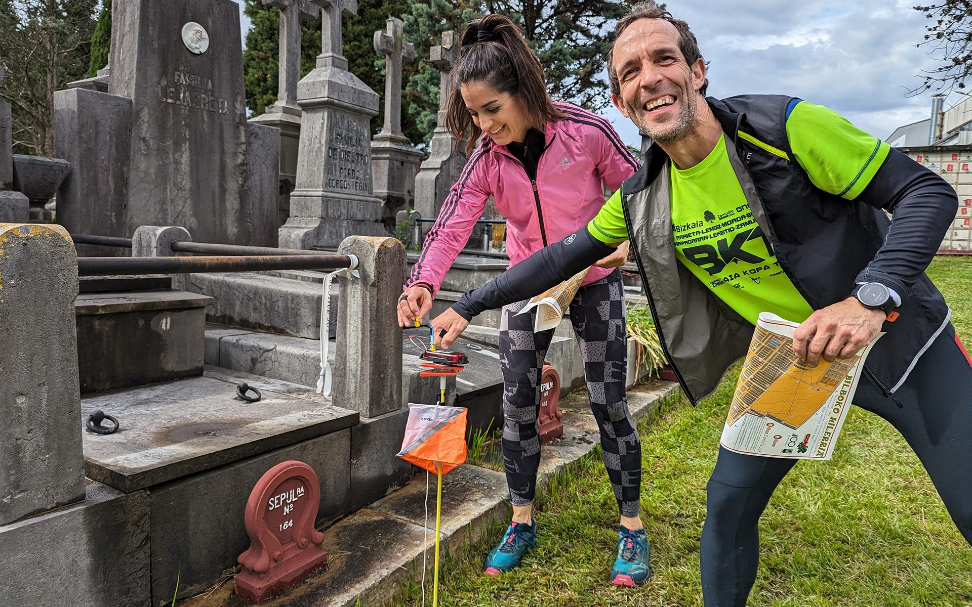 Dos participantes de la prueba en el recinto del Cementerio de Bilbao