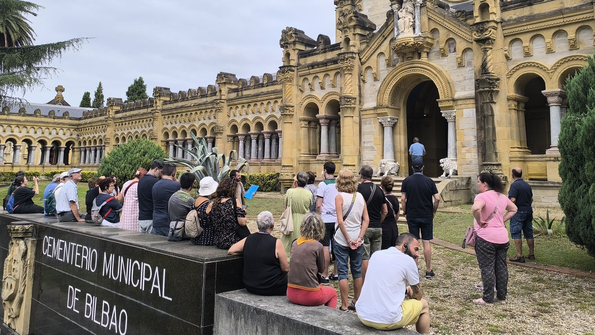 Grupo de personas realizando la visita guiada "Un cementerio con arte" en el Cementerio de Bilbao