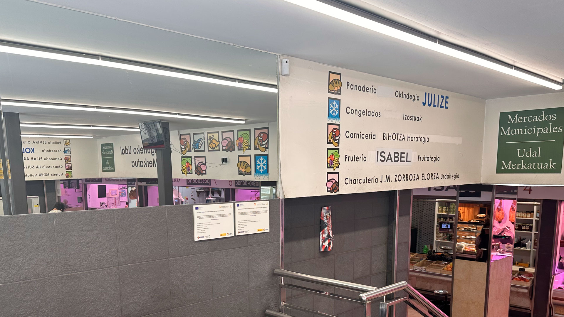 Cartel publicitario colocado en la entrada del Mercado del Ensanche