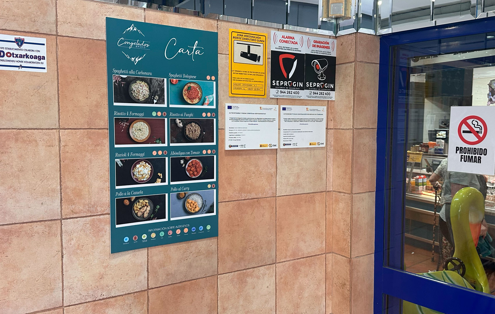 Cartel publicitario colocado en la entrada del Mercado de Otxarkoaga