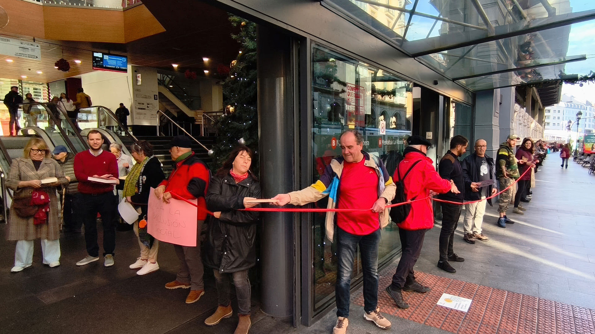Cadena humana desde el mercado hasta la librería