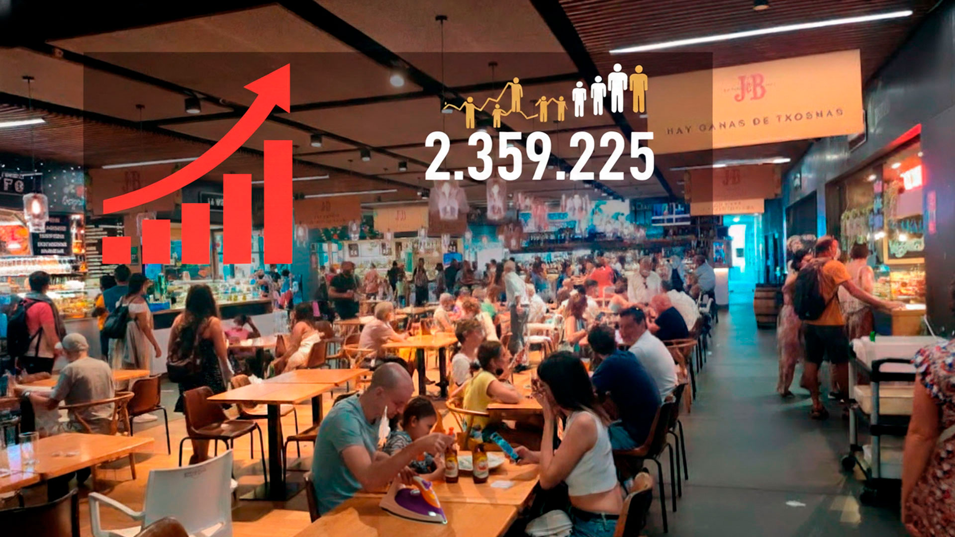 Publico en la zona de gastrobares del Mercado de la Ribera