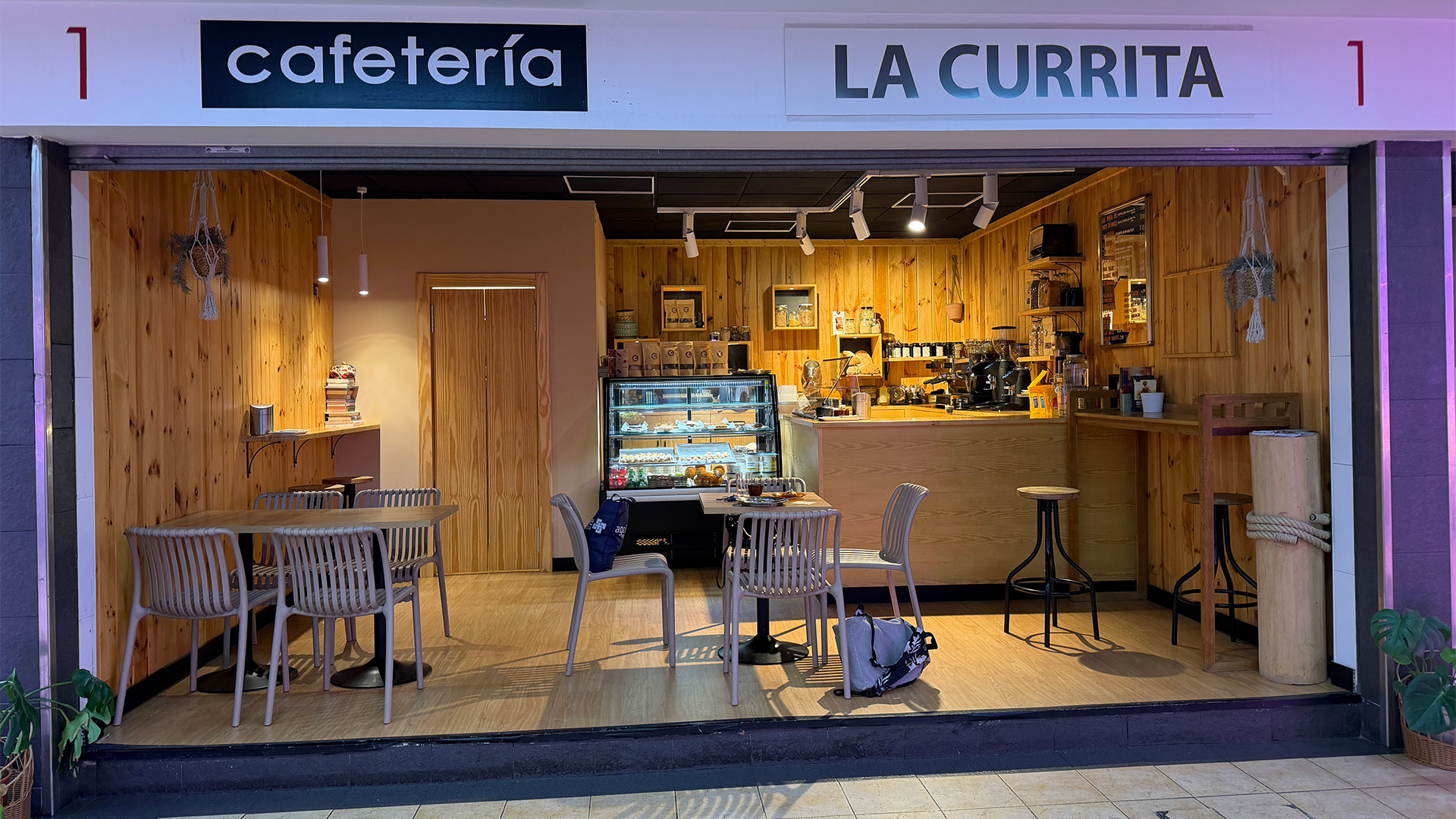 Puesto 1 del Mercado del Ensanche. Cafetería La Currita