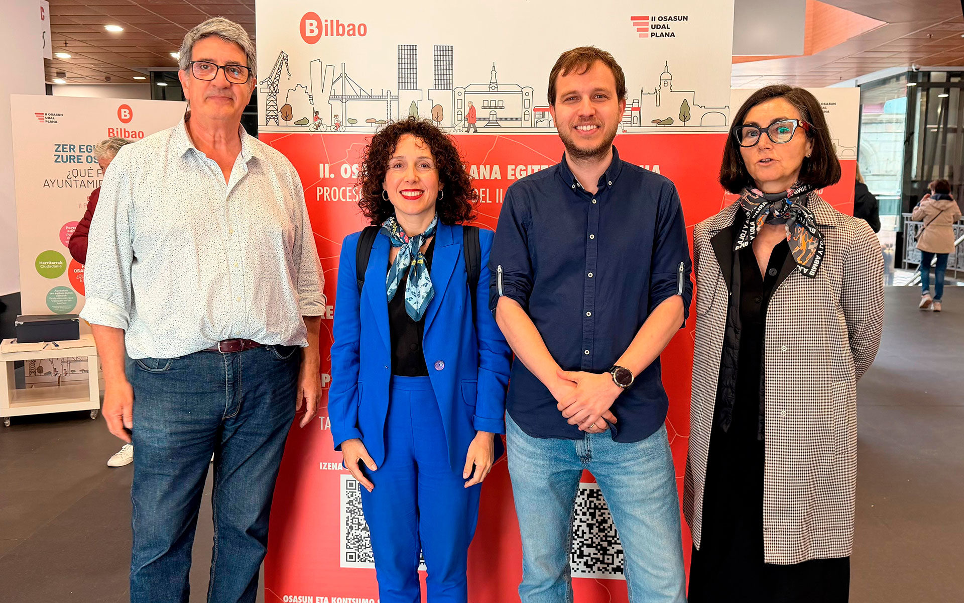 Visita a la exposición de paneles en el Mercado de la Ribera