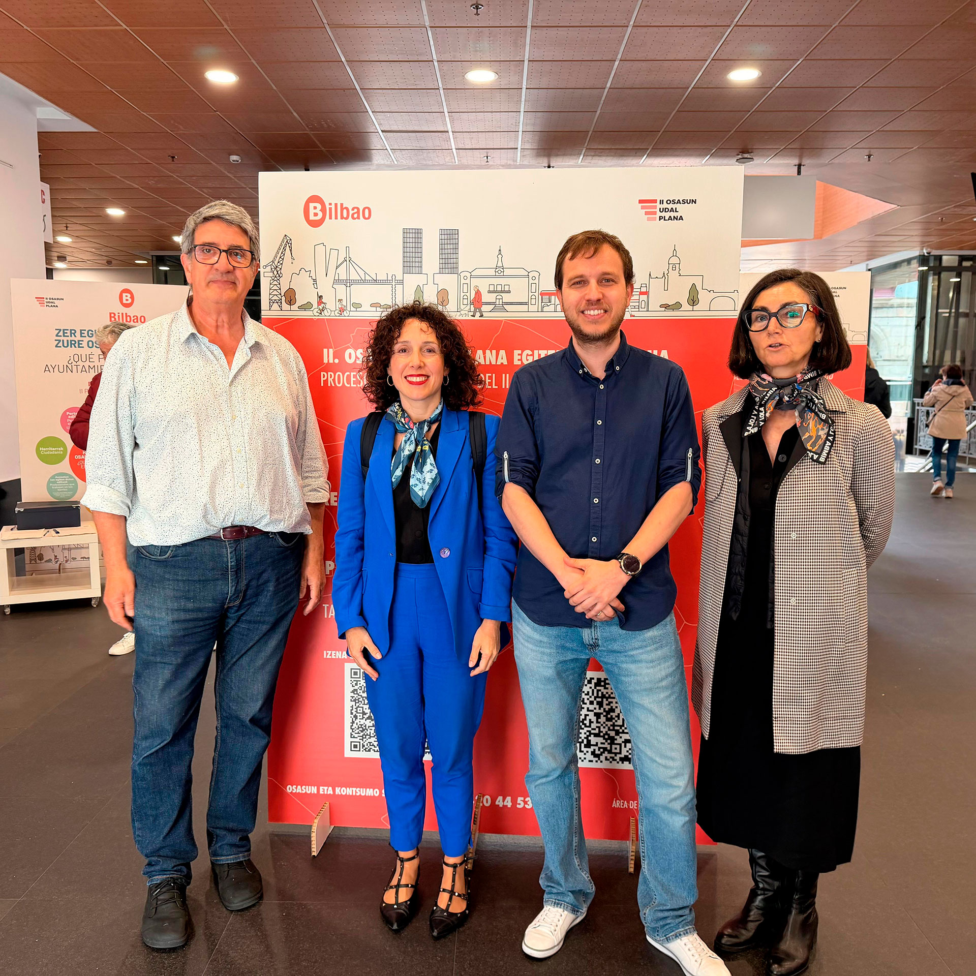 Visita a la exposición de paneles en el Mercado de la Ribera