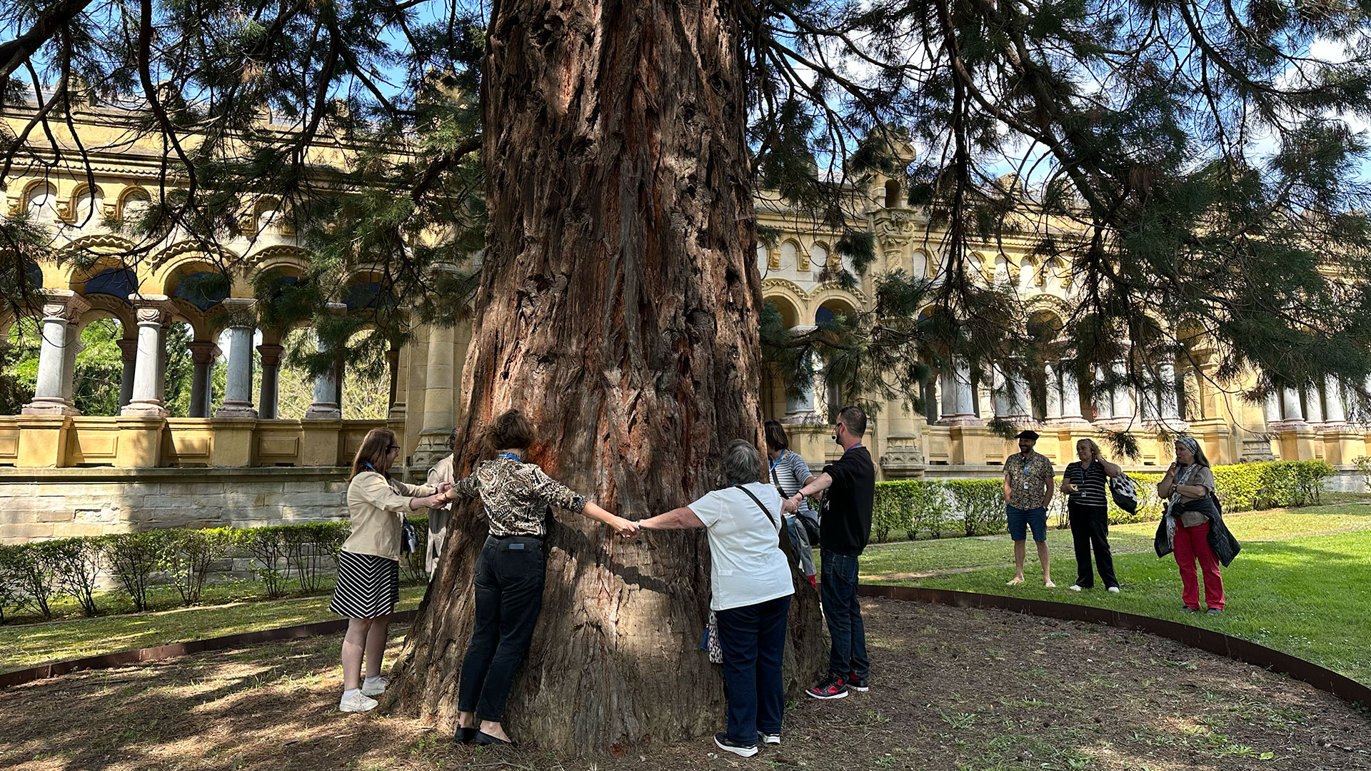 Un momento de la visita guiada al Cementerio de Bilbao "Flora y paisaje"