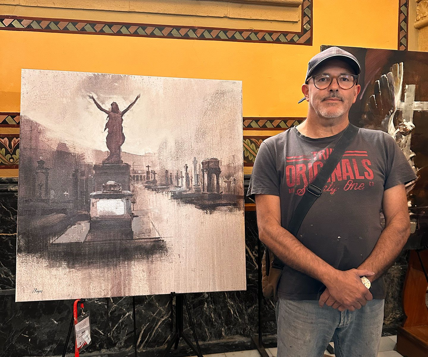 José Reyes posa con la obra ganadora del primer premio 'Con los brazos en cruz'
