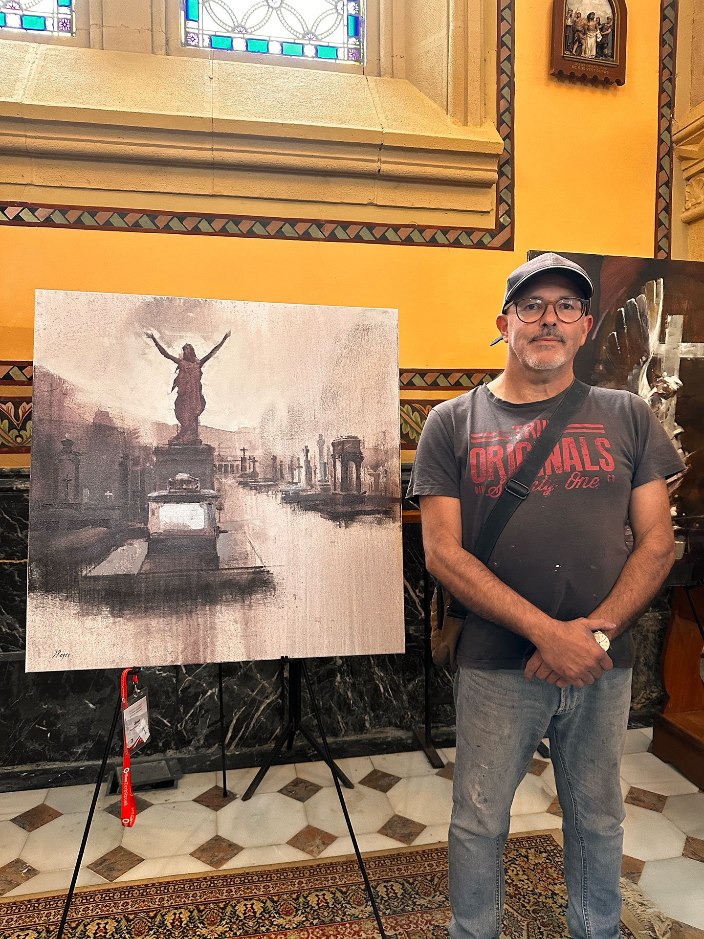 José Reyes posa con la obra ganadora del primer premio 'Con los brazos en cruz'