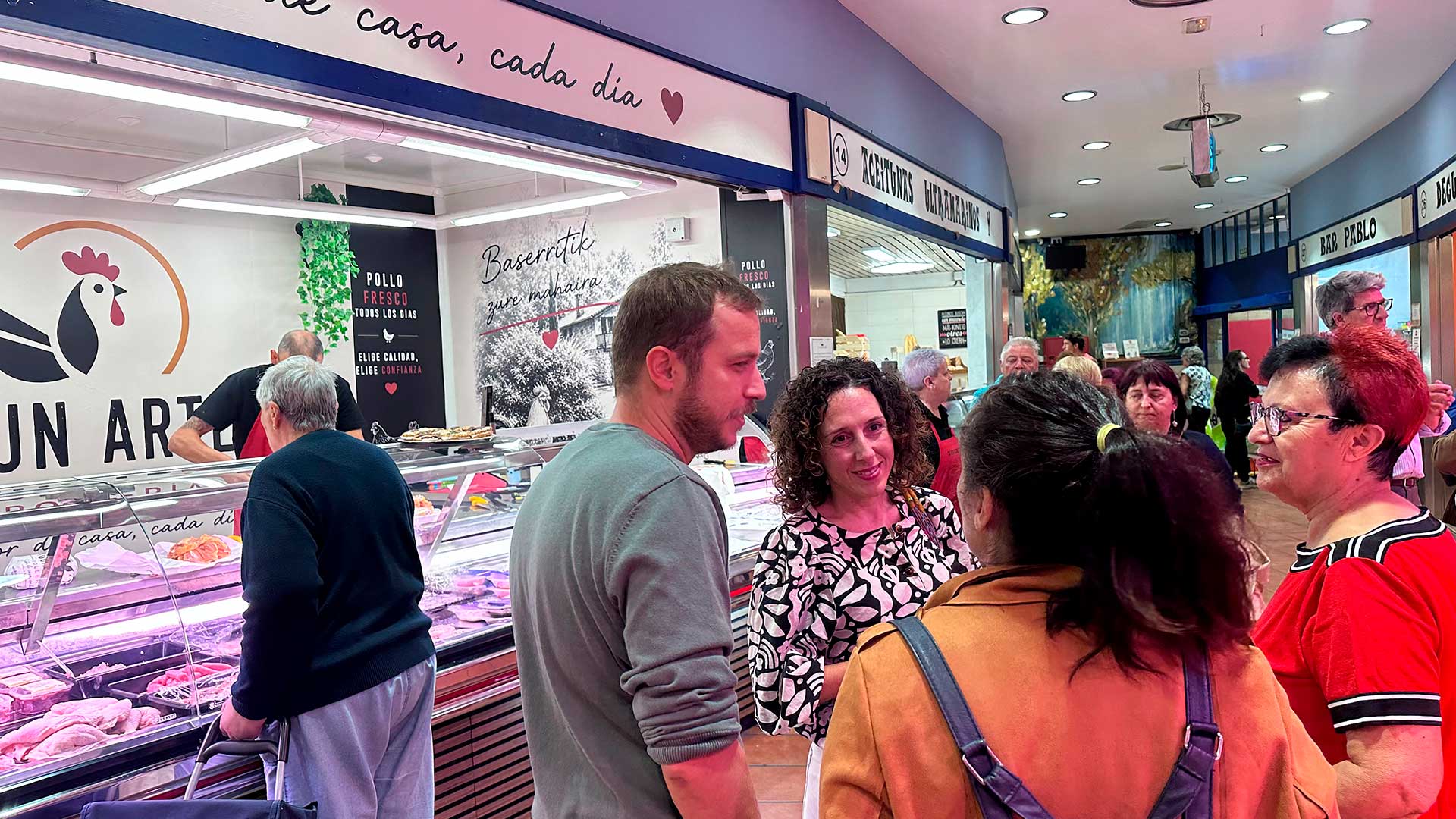 Nora abete y Álvaro Pérez visitan el Mercado de Otxarkoaga