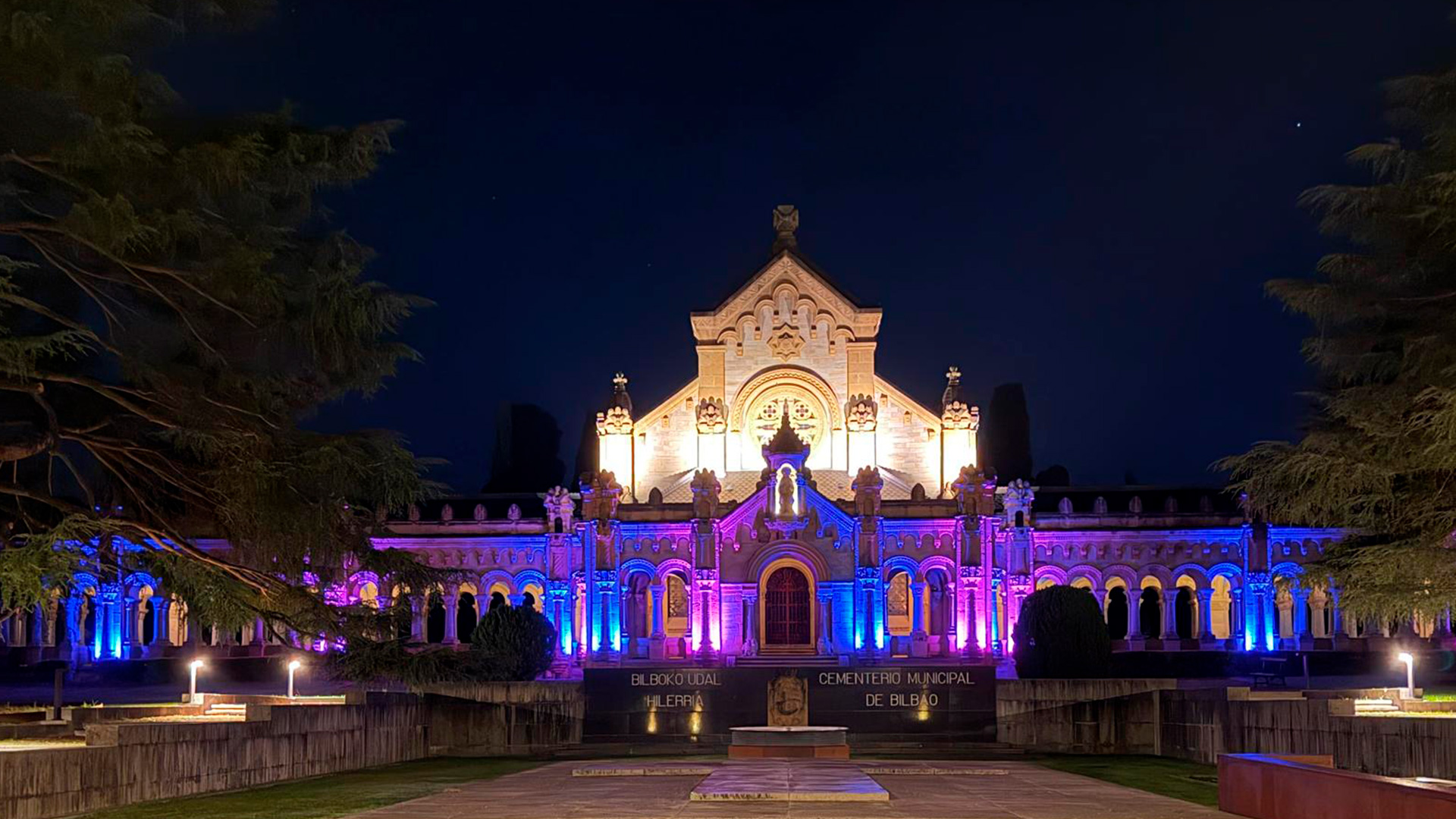 El Cementerio de Bilbao iluminado para celebrar el Día Mundial por la Concienciación del Duelo Gestacional, Perinatal y Neonatal